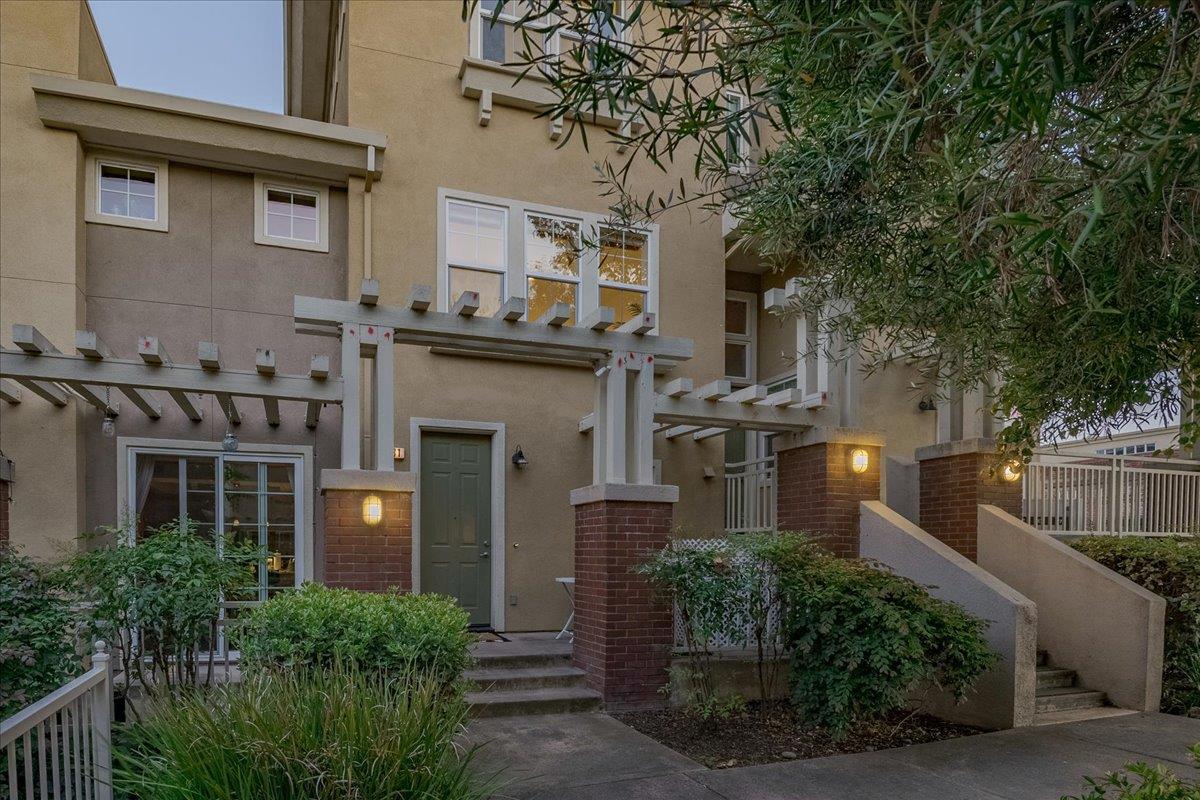 Detail Gallery Image 1 of 1 For 581 N 9th St, San Jose,  CA 95112 - 2 Beds | 2/1 Baths