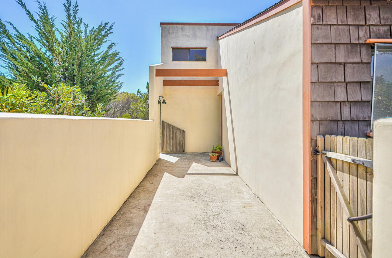 Detail Gallery Image 5 of 40 For 26122 Carmel Knolls Dr, Carmel,  CA 93923 - 3 Beds | 2 Baths