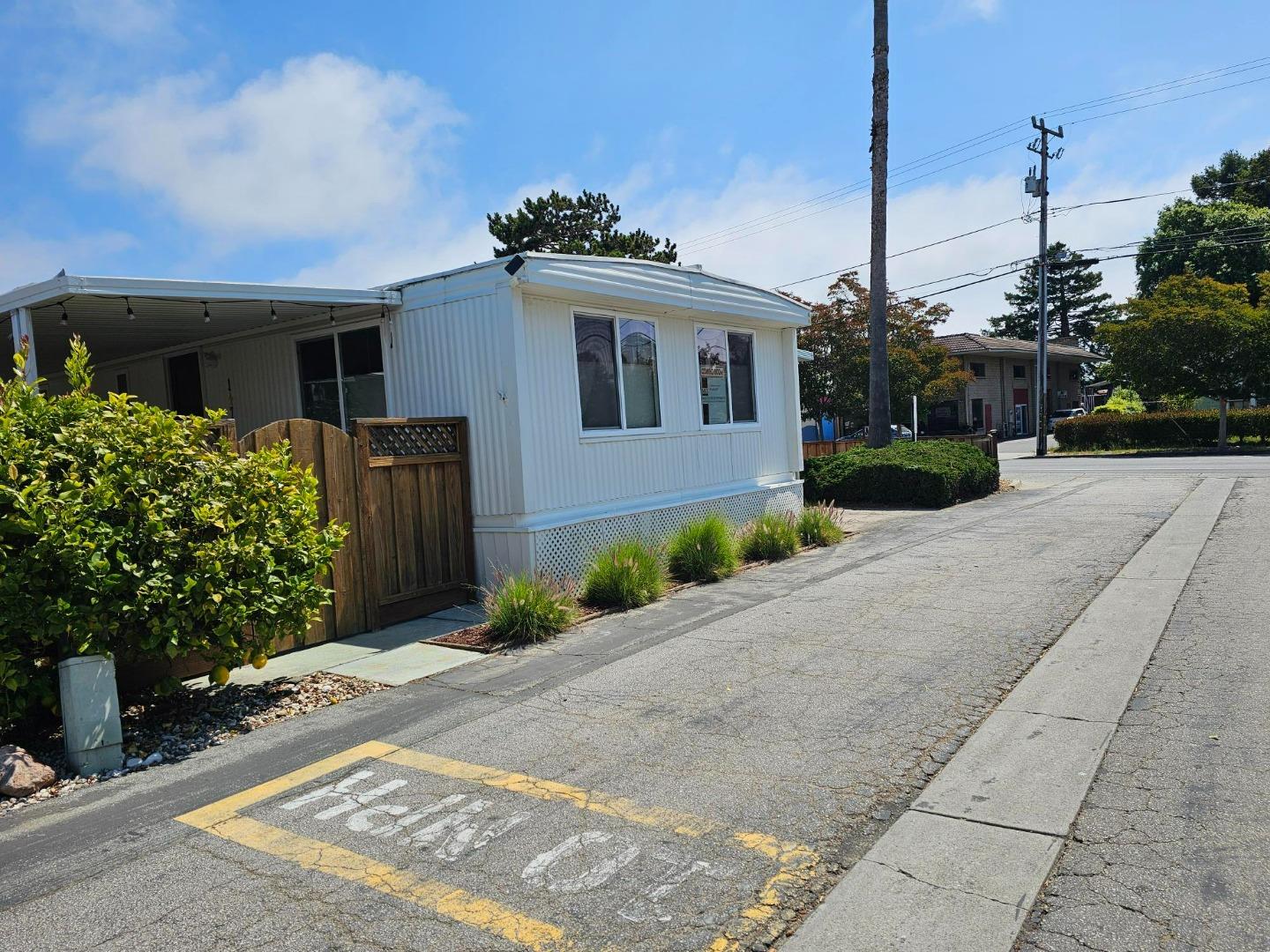 Detail Gallery Image 4 of 39 For 1555 Merrill #147,  Santa Cruz,  CA 95062 - 2 Beds | 2 Baths