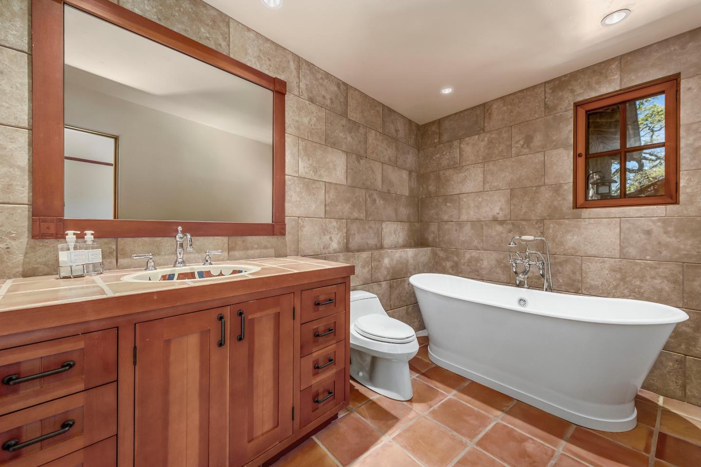 Detail Gallery Image 31 of 78 For 178 Pinon Dr, Portola Valley,  CA 94028 - 4 Beds | 4/1 Baths