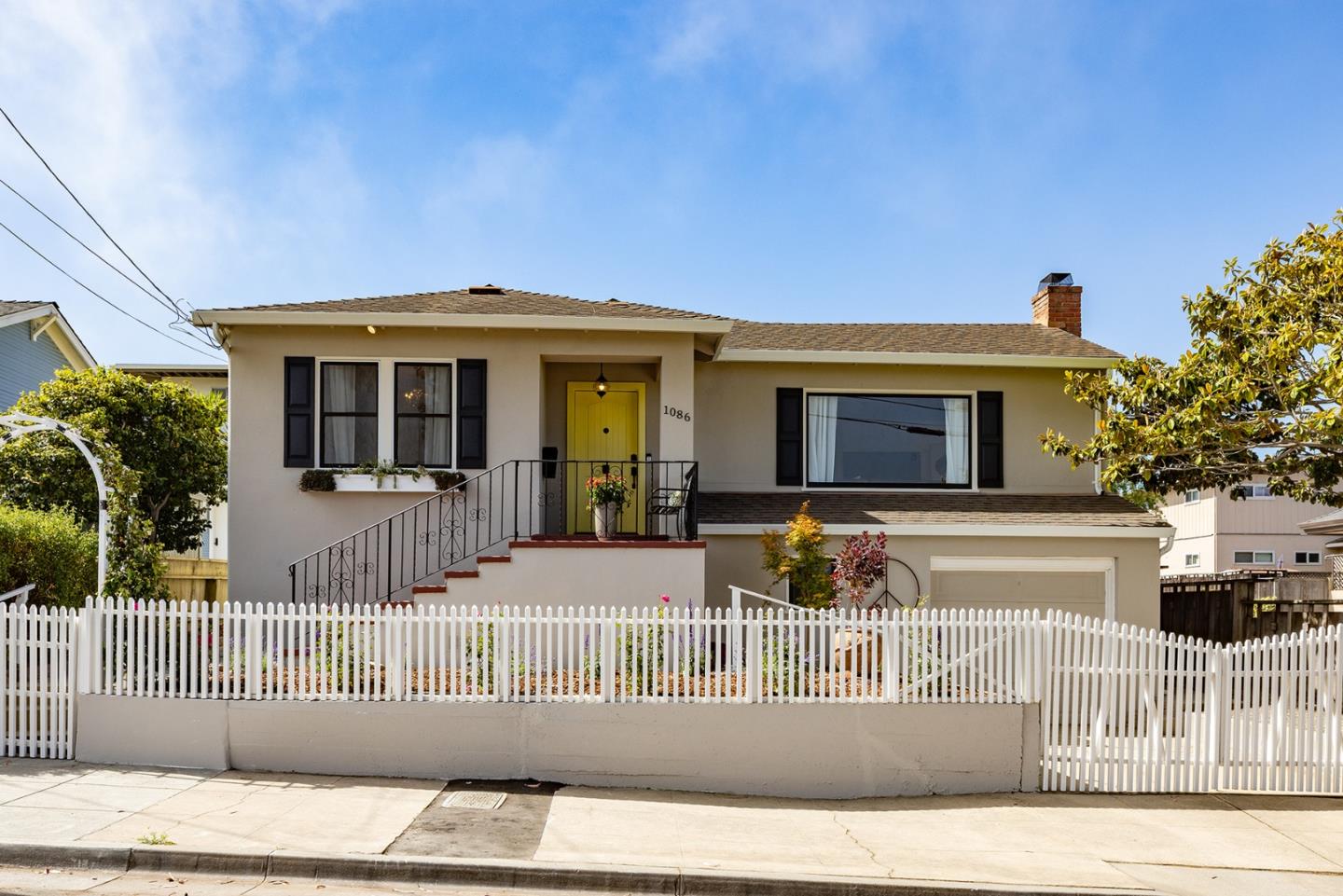 Detail Gallery Image 1 of 1 For 1086 4th St, Monterey,  CA 93940 - 3 Beds | 2 Baths