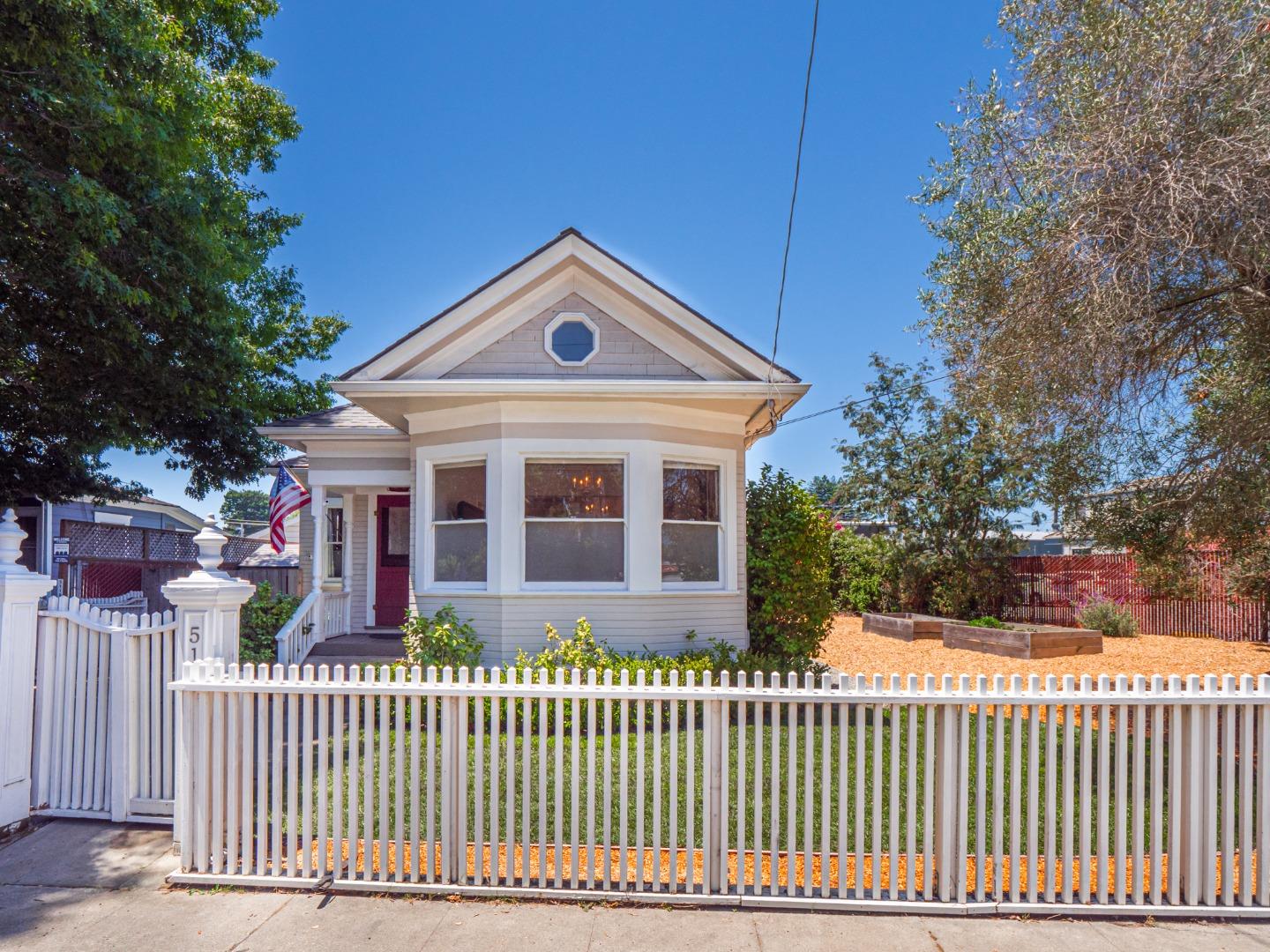 Detail Gallery Image 1 of 1 For 515 Caledonia St, Santa Cruz,  CA 95062 - 2 Beds | 1 Baths