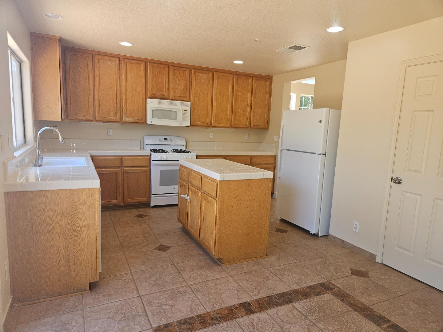 Detail Gallery Image 11 of 21 For 865 Cactus Ct, Salinas,  CA 93905 - 4 Beds | 2/1 Baths