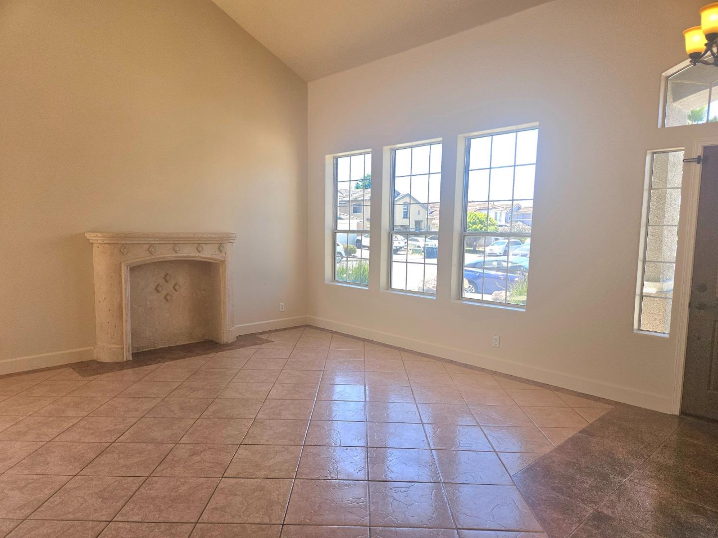 Detail Gallery Image 4 of 21 For 865 Cactus Ct, Salinas,  CA 93905 - 4 Beds | 2/1 Baths