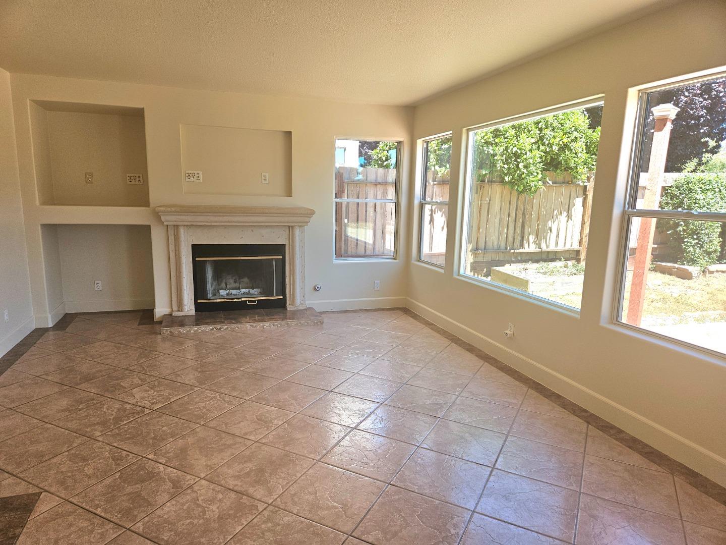 Detail Gallery Image 5 of 21 For 865 Cactus Ct, Salinas,  CA 93905 - 4 Beds | 2/1 Baths