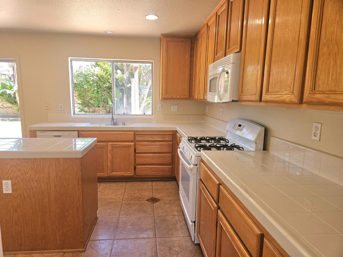 Detail Gallery Image 9 of 21 For 865 Cactus Ct, Salinas,  CA 93905 - 4 Beds | 2/1 Baths