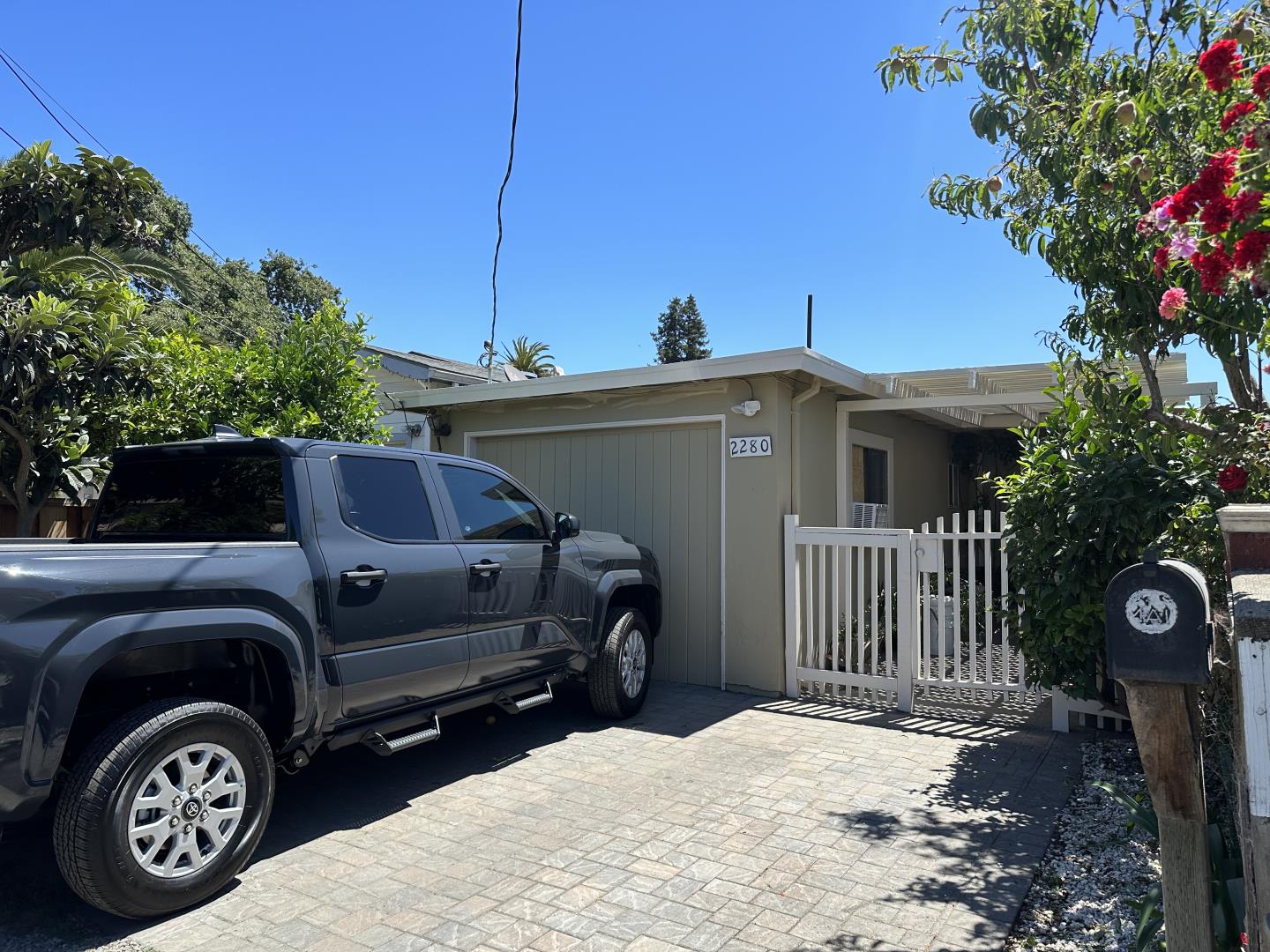 Detail Gallery Image 2 of 3 For 2280 Glen Way, East Palo Alto,  CA 94303 - 2 Beds | 1 Baths