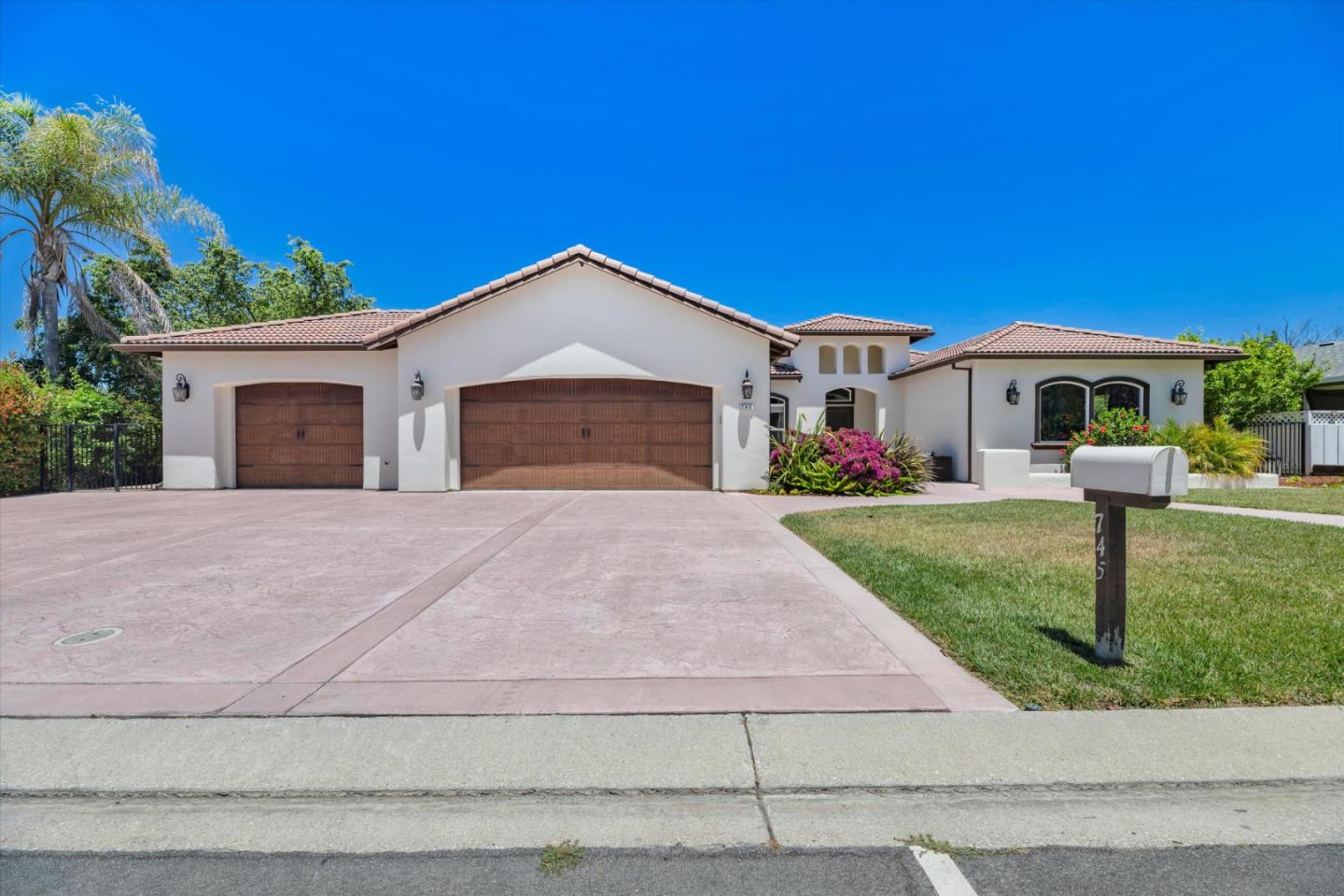 Detail Gallery Image 1 of 1 For 745 S Ridgemark Dr, Hollister,  CA 95023 - 3 Beds | 2/1 Baths