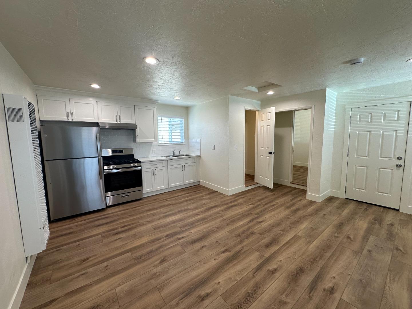 Detail Gallery Image 12 of 24 For 1140 E Market St, Salinas,  CA 93905 - 3 Beds | 2/1 Baths