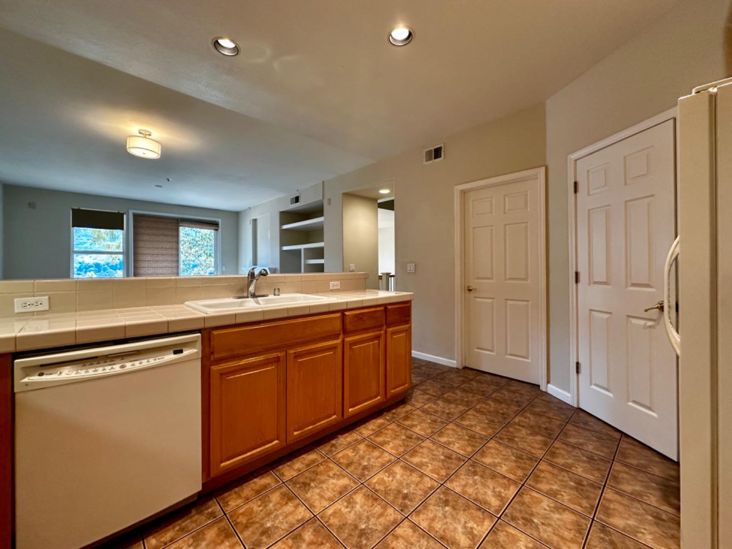 Detail Gallery Image 15 of 30 For 213 Fox Sparrow Ln, Brisbane,  CA 94005 - 3 Beds | 2/1 Baths