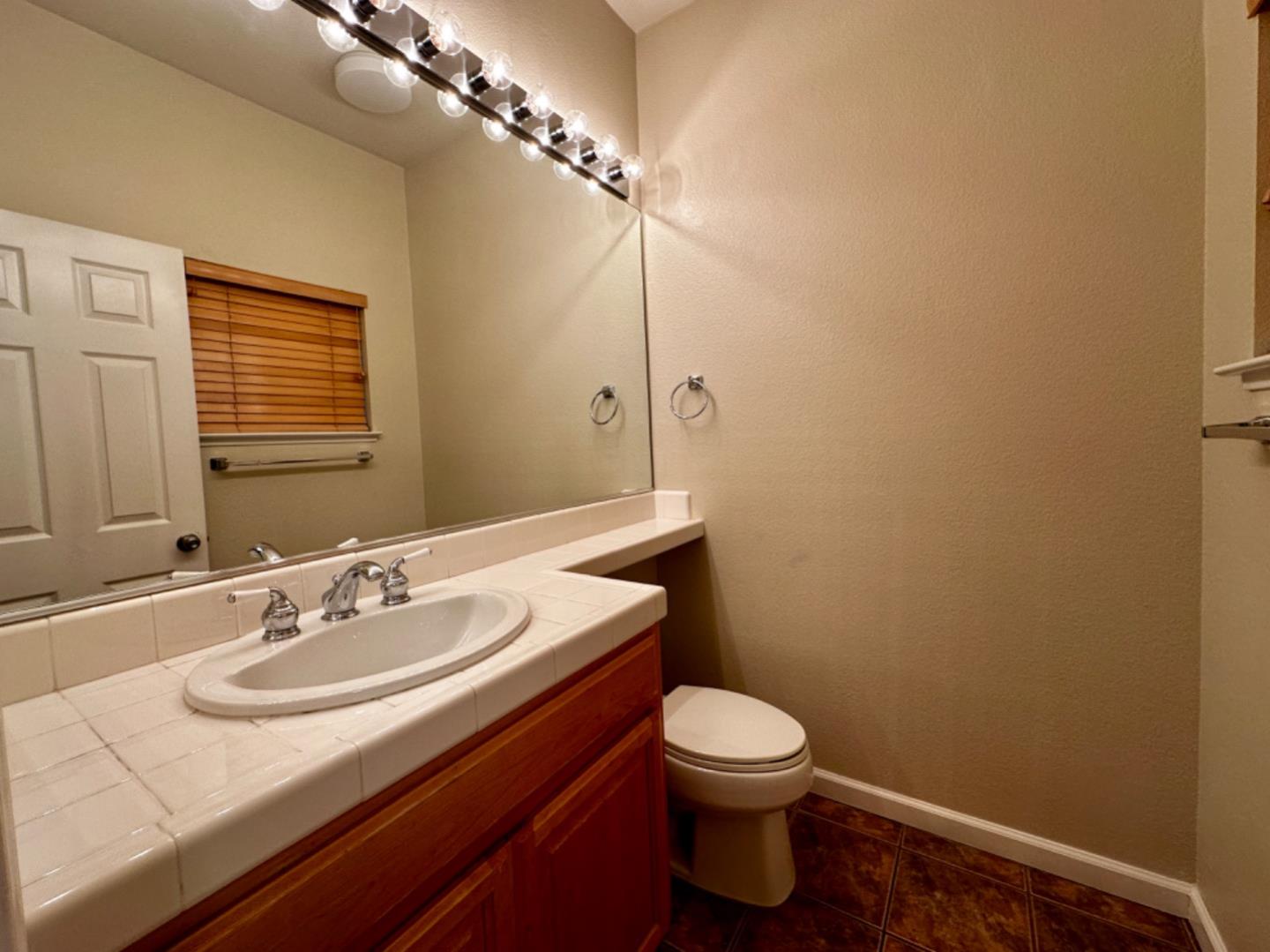 Detail Gallery Image 6 of 33 For 213 Fox Sparrow Ln, Brisbane,  CA 94005 - 3 Beds | 2/1 Baths