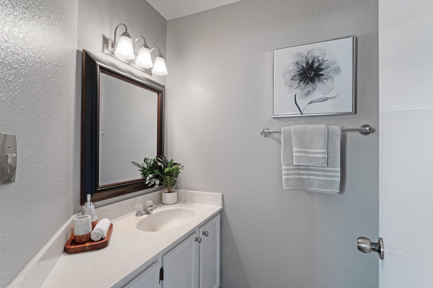 Detail Gallery Image 14 of 32 For 880 N Winchester Blvd #100,  Santa Clara,  CA 95050 - 2 Beds | 1/1 Baths