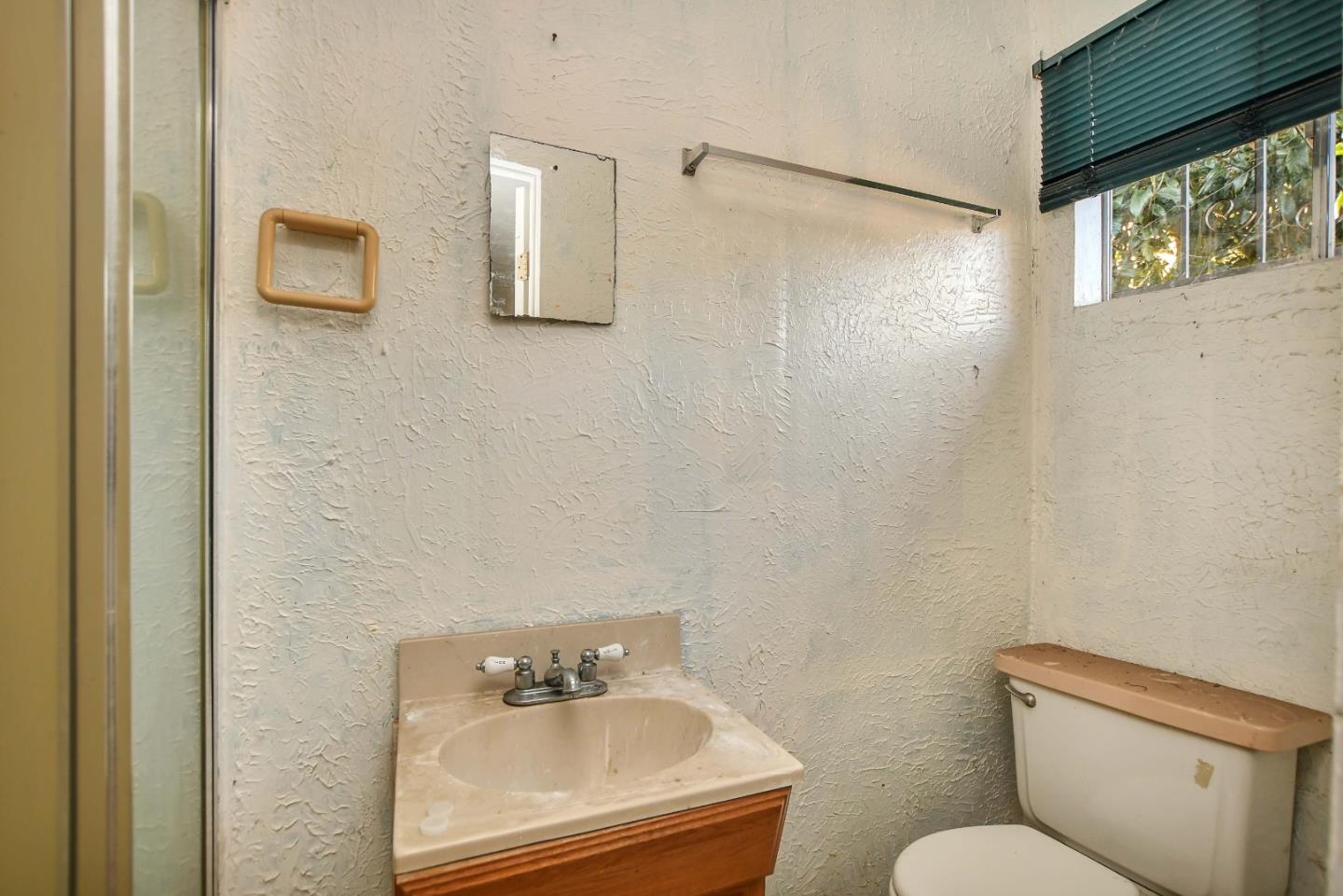 Detail Gallery Image 19 of 49 For 1317 E 24th St, Oakland,  CA 94606 - 3 Beds | 2 Baths