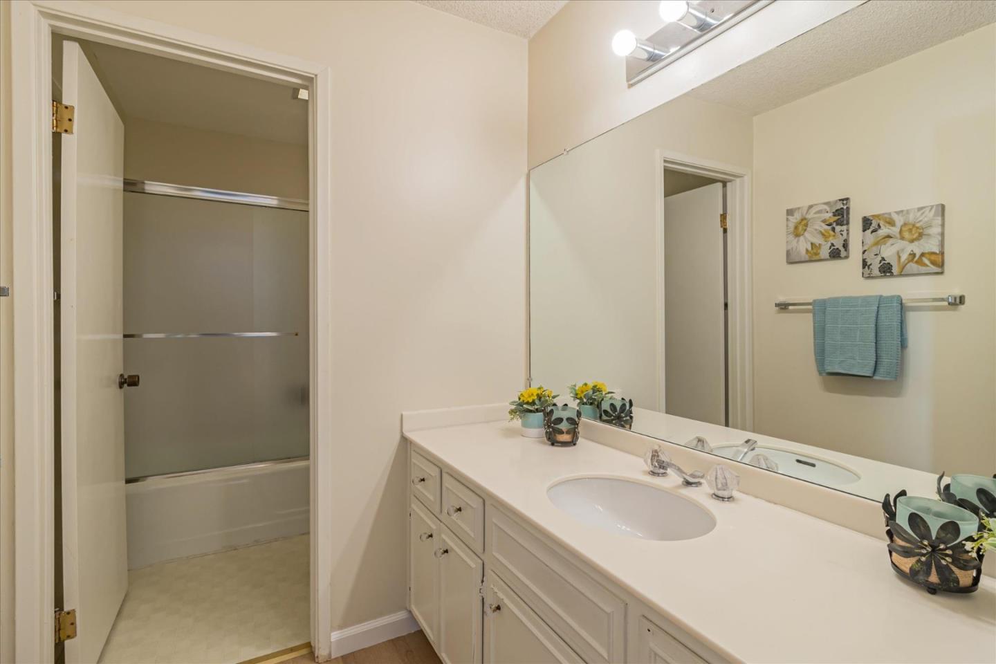 Detail Gallery Image 26 of 36 For 544 Sand Hill Cir, Menlo Park,  CA 94025 - 3 Beds | 2/1 Baths