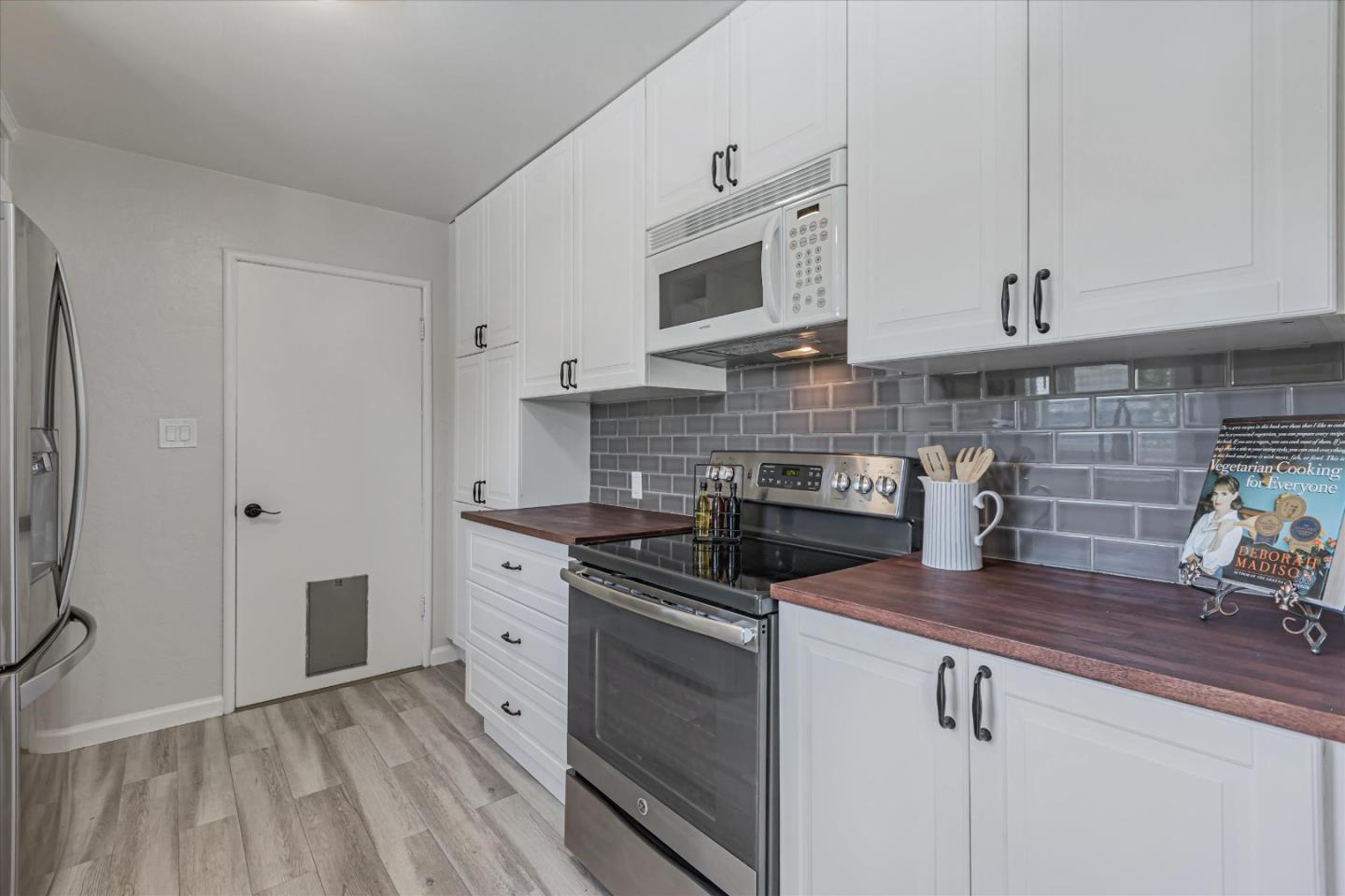 Detail Gallery Image 10 of 43 For 572 Halsey, San Jose,  CA 95128 - 3 Beds | 2 Baths