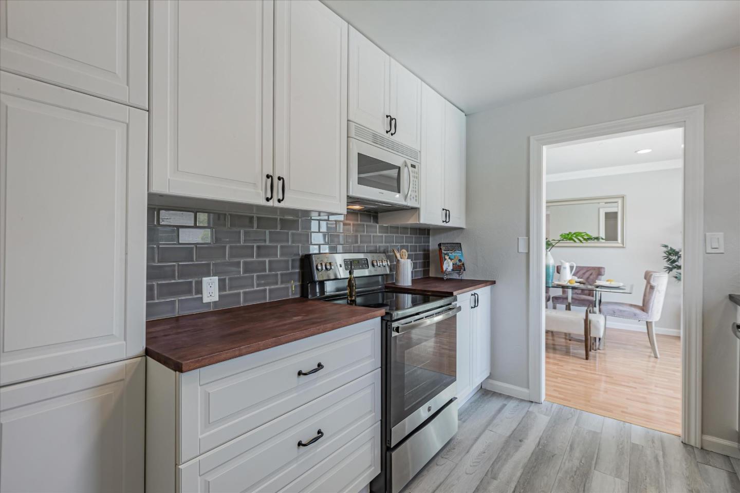 Detail Gallery Image 14 of 43 For 572 Halsey, San Jose,  CA 95128 - 3 Beds | 2 Baths