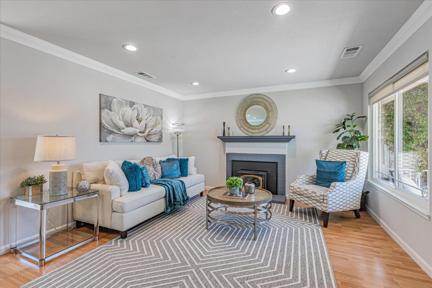 Detail Gallery Image 5 of 43 For 572 Halsey, San Jose,  CA 95128 - 3 Beds | 2 Baths