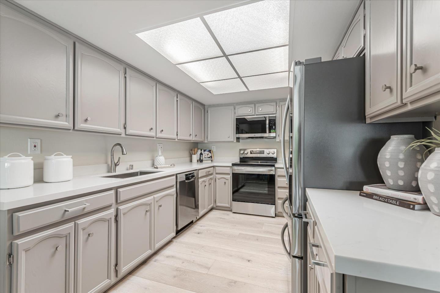 Detail Gallery Image 11 of 69 For 17 Meadow Park Cir, Belmont,  CA 94002 - 2 Beds | 2 Baths