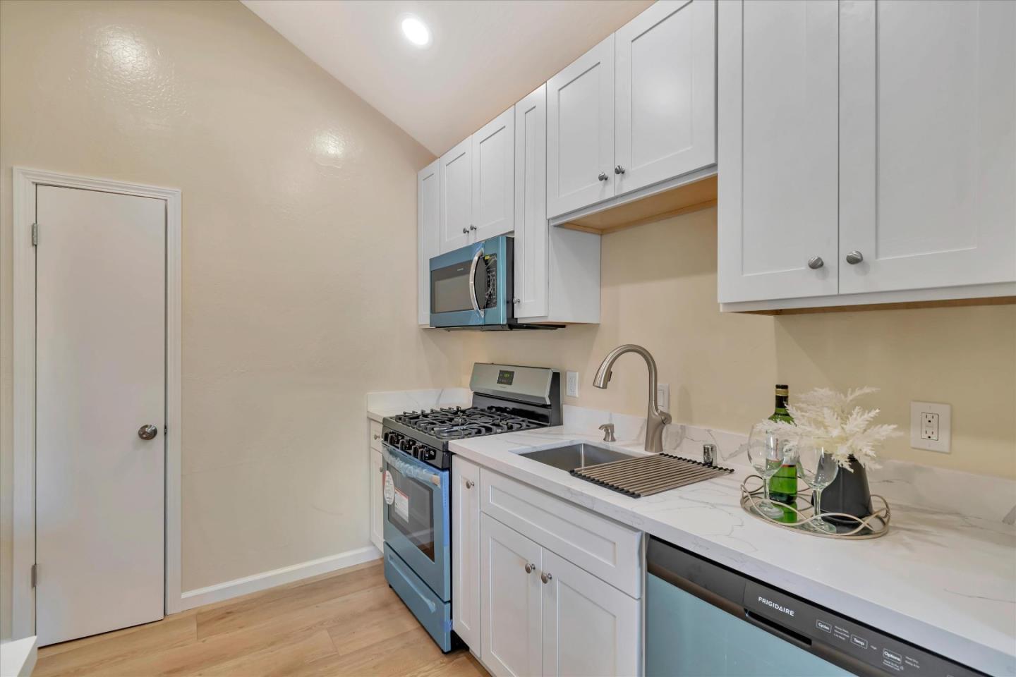 Detail Gallery Image 13 of 25 For 959 Ridgeview Ct #B,  South San Francisco,  CA 94080 - 2 Beds | 1 Baths