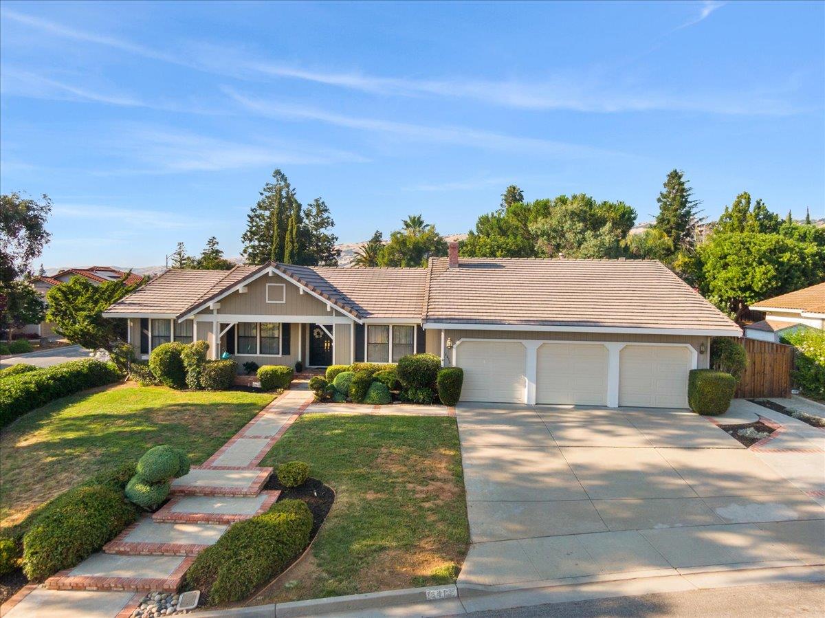 Detail Gallery Image 1 of 1 For 6416 Grand Meadow Ln, San Jose,  CA 95135 - 4 Beds | 2/1 Baths