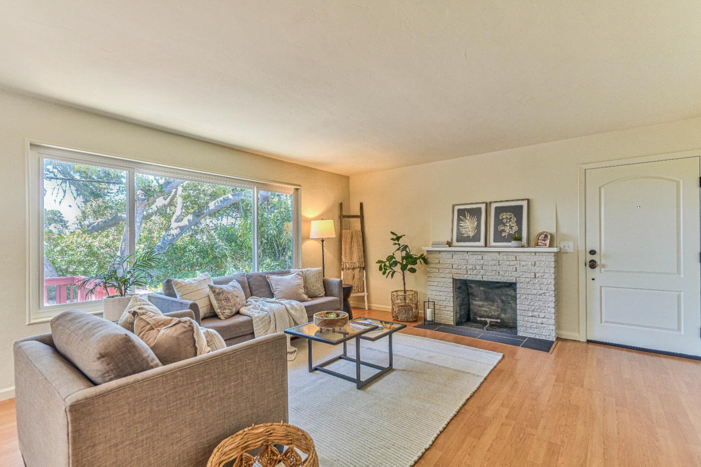 Detail Gallery Image 6 of 36 For 895 Lobos St, Monterey,  CA 93940 - 3 Beds | 1/1 Baths