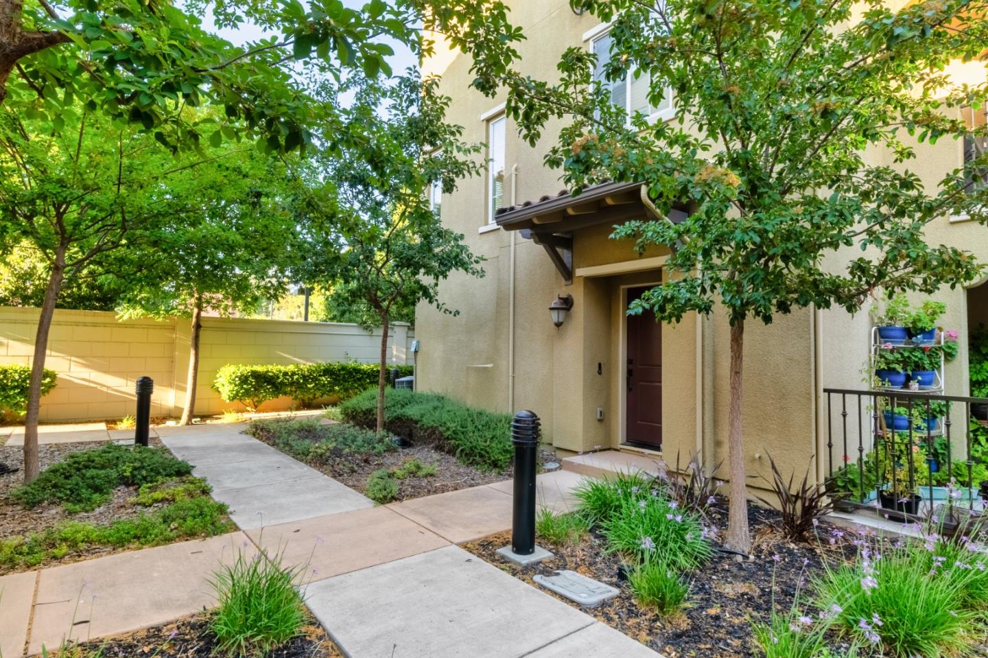 Detail Gallery Image 1 of 24 For 545 Holthouse Ter, Sunnyvale,  CA 94087 - 2 Beds | 2/1 Baths