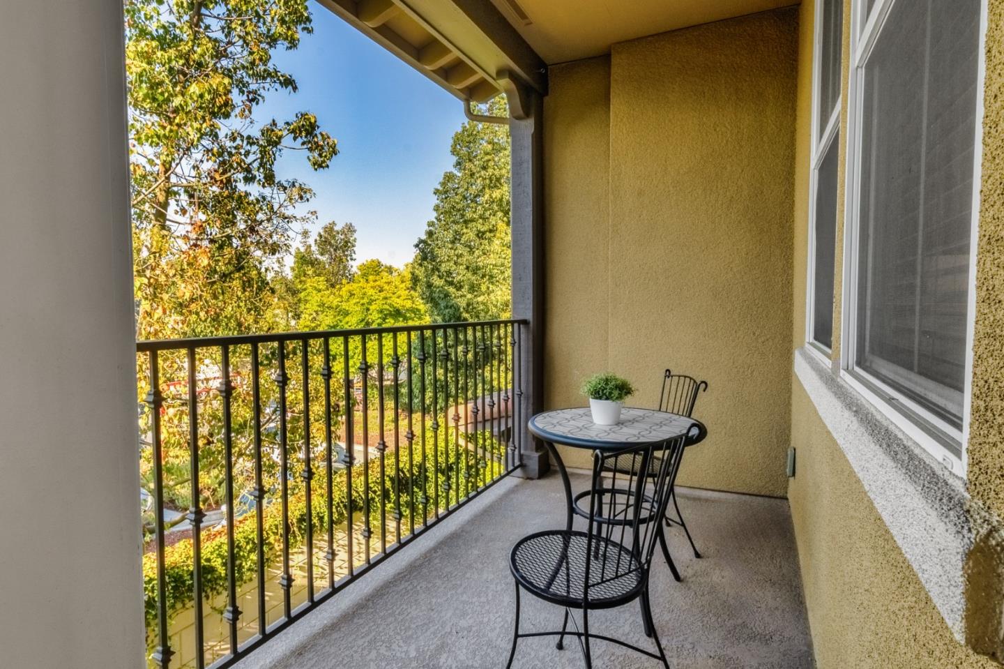 Detail Gallery Image 10 of 24 For 545 Holthouse Ter, Sunnyvale,  CA 94087 - 2 Beds | 2/1 Baths