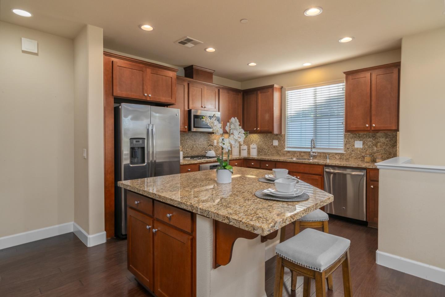 Detail Gallery Image 6 of 24 For 545 Holthouse Ter, Sunnyvale,  CA 94087 - 2 Beds | 2/1 Baths