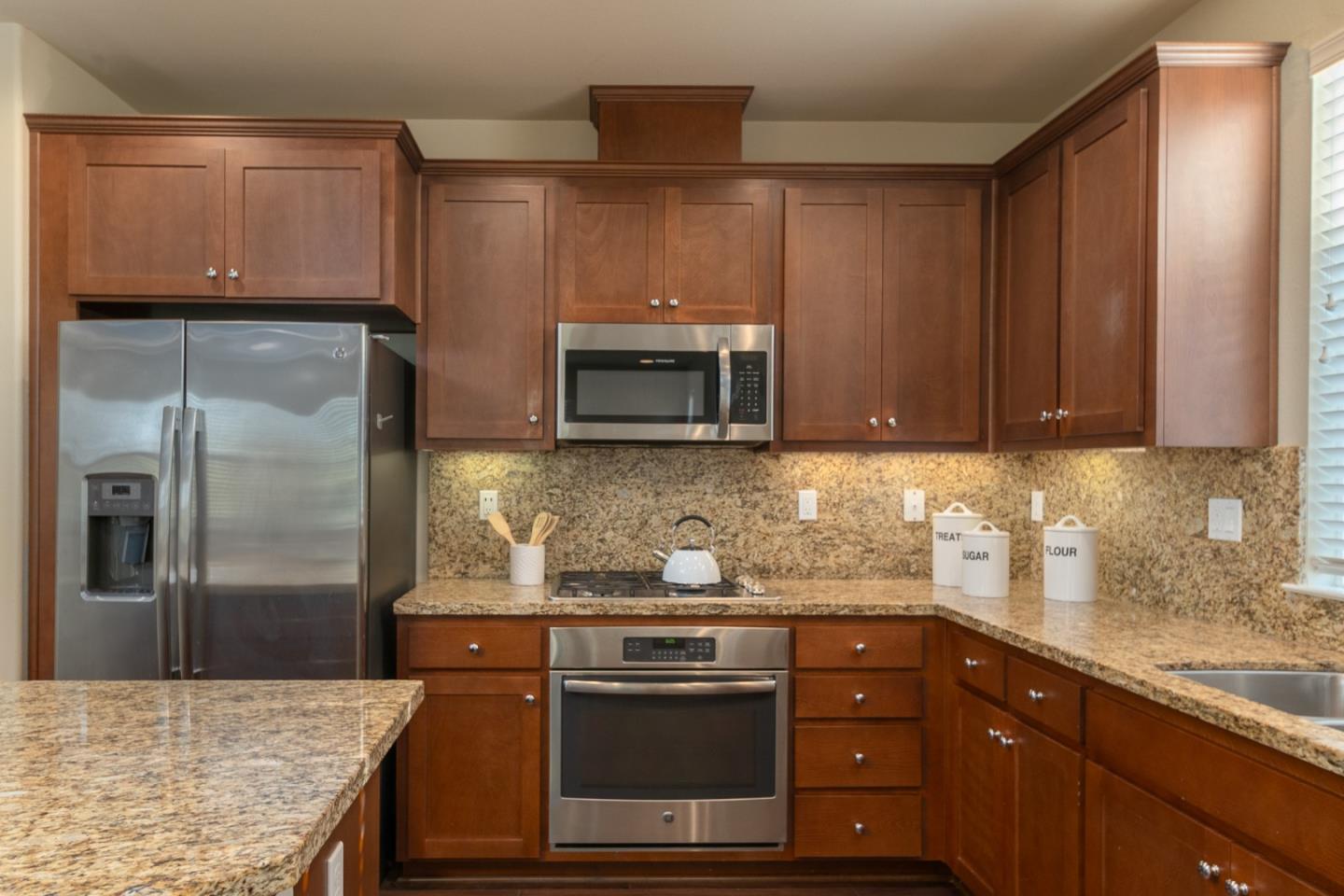 Detail Gallery Image 7 of 24 For 545 Holthouse Ter, Sunnyvale,  CA 94087 - 2 Beds | 2/1 Baths