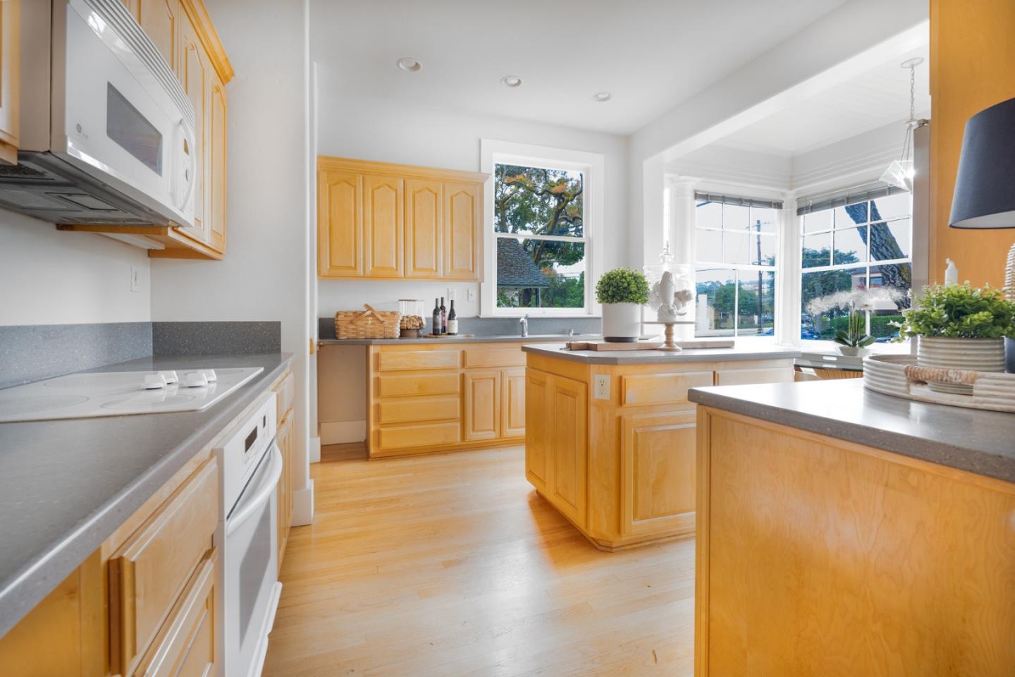 Detail Gallery Image 9 of 34 For 690 Pine Ave, Pacific Grove,  CA 93950 - 4 Beds | 4/1 Baths