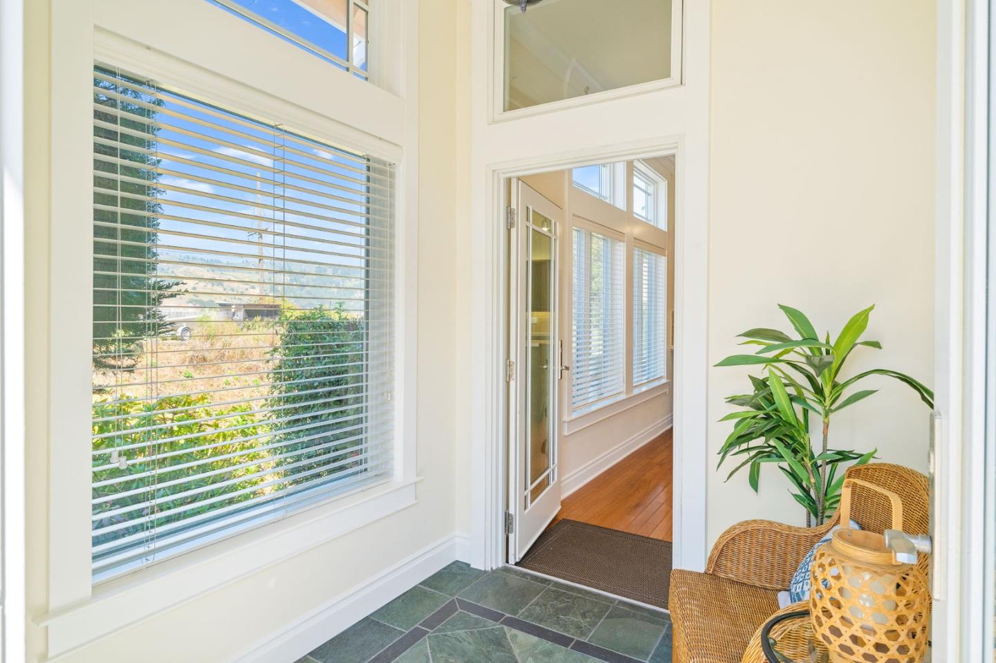 Detail Gallery Image 5 of 89 For 1207 Danmann Ave, Pacifica,  CA 94044 - 4 Beds | 4 Baths