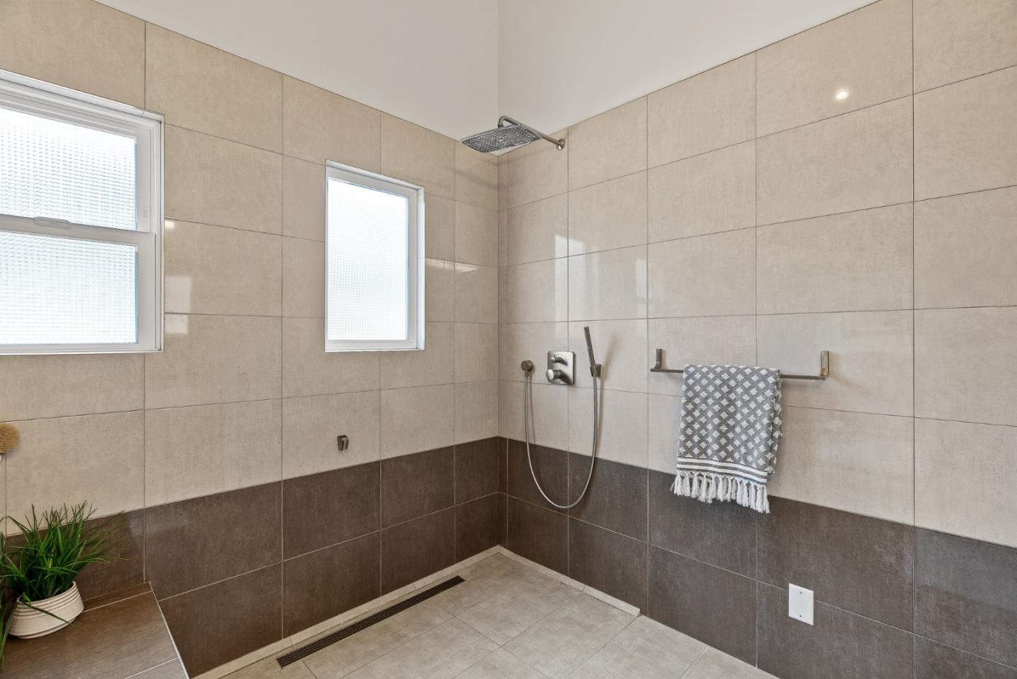 Detail Gallery Image 22 of 48 For 22735 E Cliff Dr, Santa Cruz,  CA 95062 - 3 Beds | 2 Baths