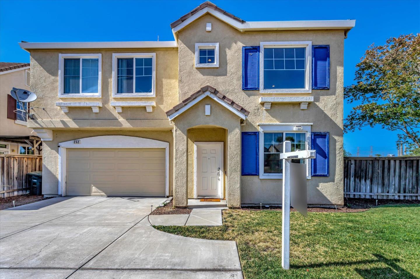 Detail Gallery Image 1 of 42 For 252 Comeabout Cir, Pittsburg,  CA 94565 - 4 Beds | 2/1 Baths