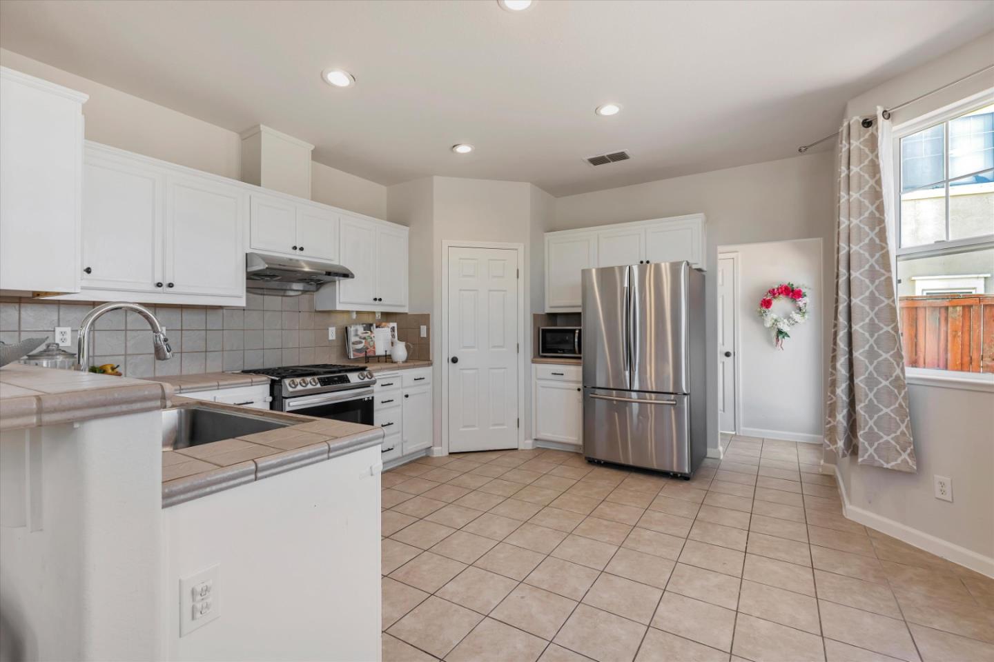 Detail Gallery Image 10 of 42 For 252 Comeabout Cir, Pittsburg,  CA 94565 - 4 Beds | 2/1 Baths