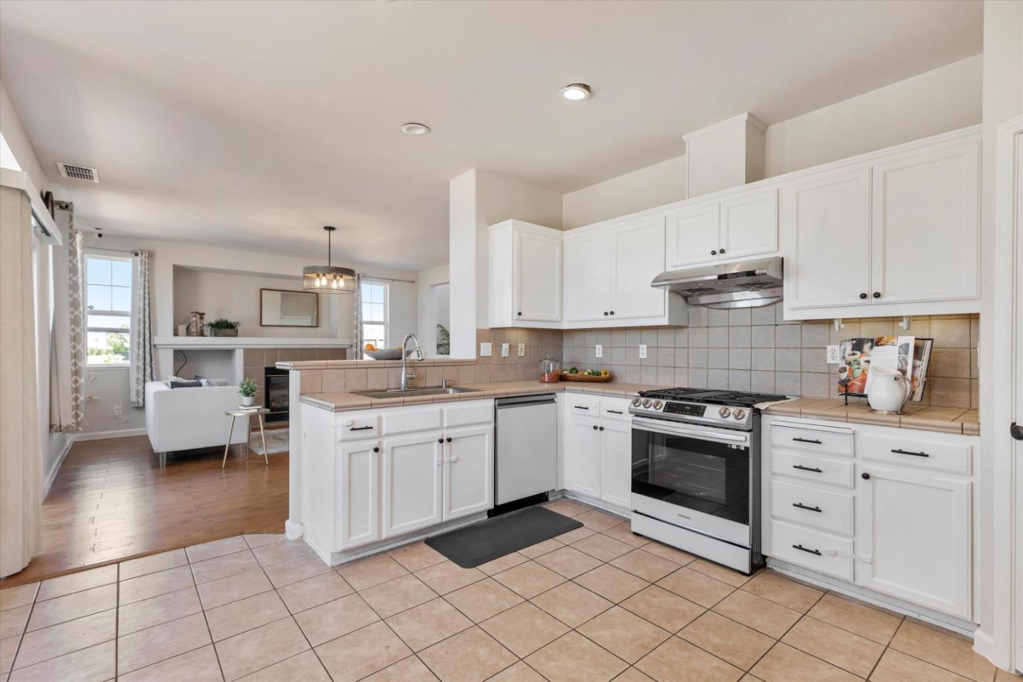 Detail Gallery Image 11 of 42 For 252 Comeabout Cir, Pittsburg,  CA 94565 - 4 Beds | 2/1 Baths