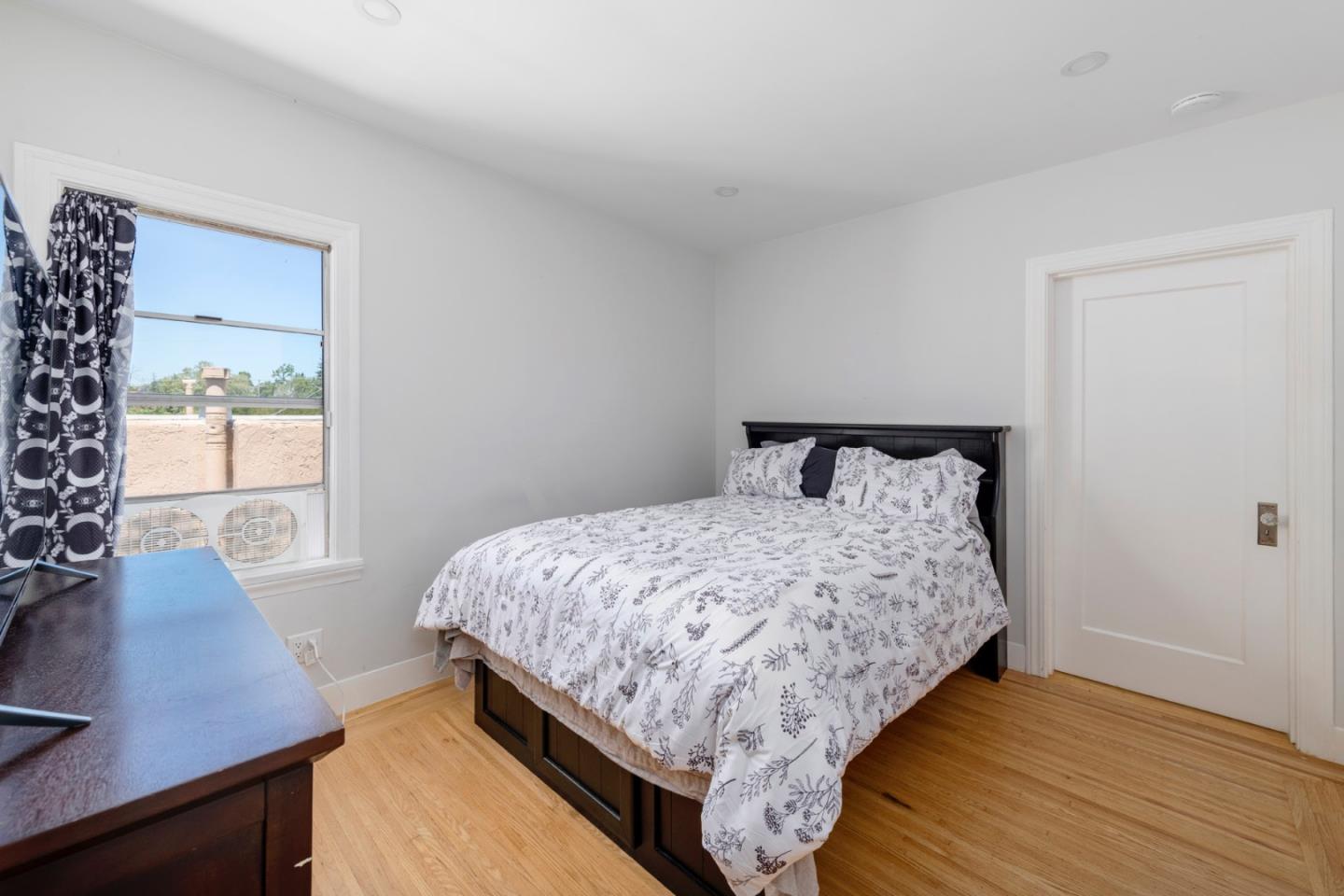 Detail Gallery Image 18 of 29 For 4512 Ellen St, Oakland,  CA 94601 - 2 Beds | 1 Baths