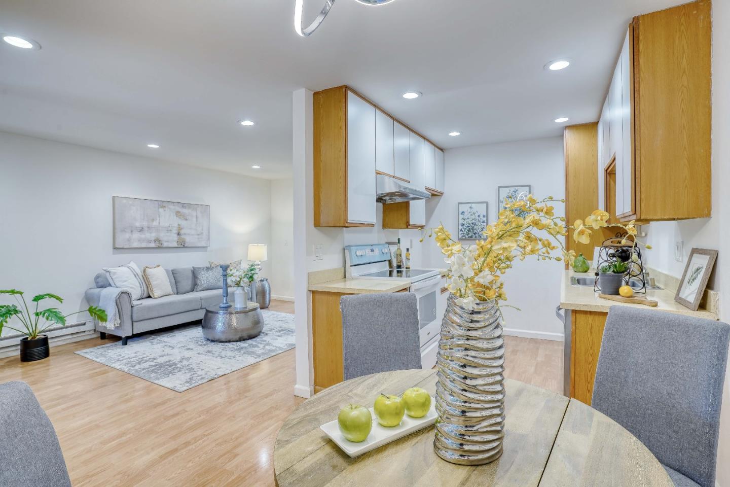 Detail Gallery Image 11 of 26 For 2025 California St #18,  Mountain View,  CA 94040 - 1 Beds | 1 Baths