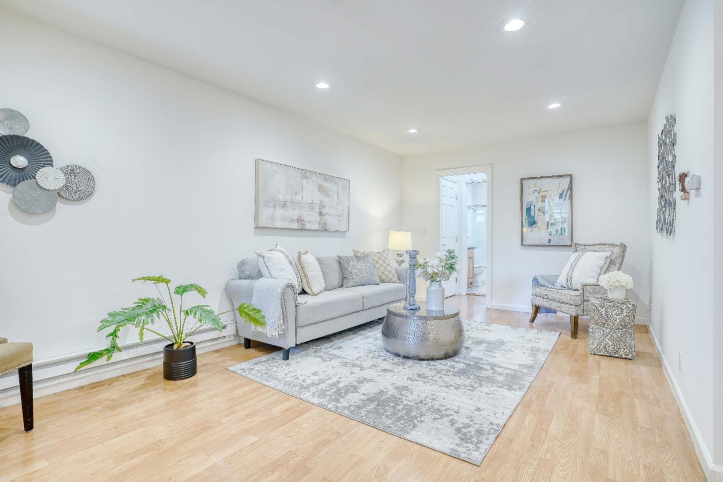 Detail Gallery Image 2 of 26 For 2025 California St #18,  Mountain View,  CA 94040 - 1 Beds | 1 Baths