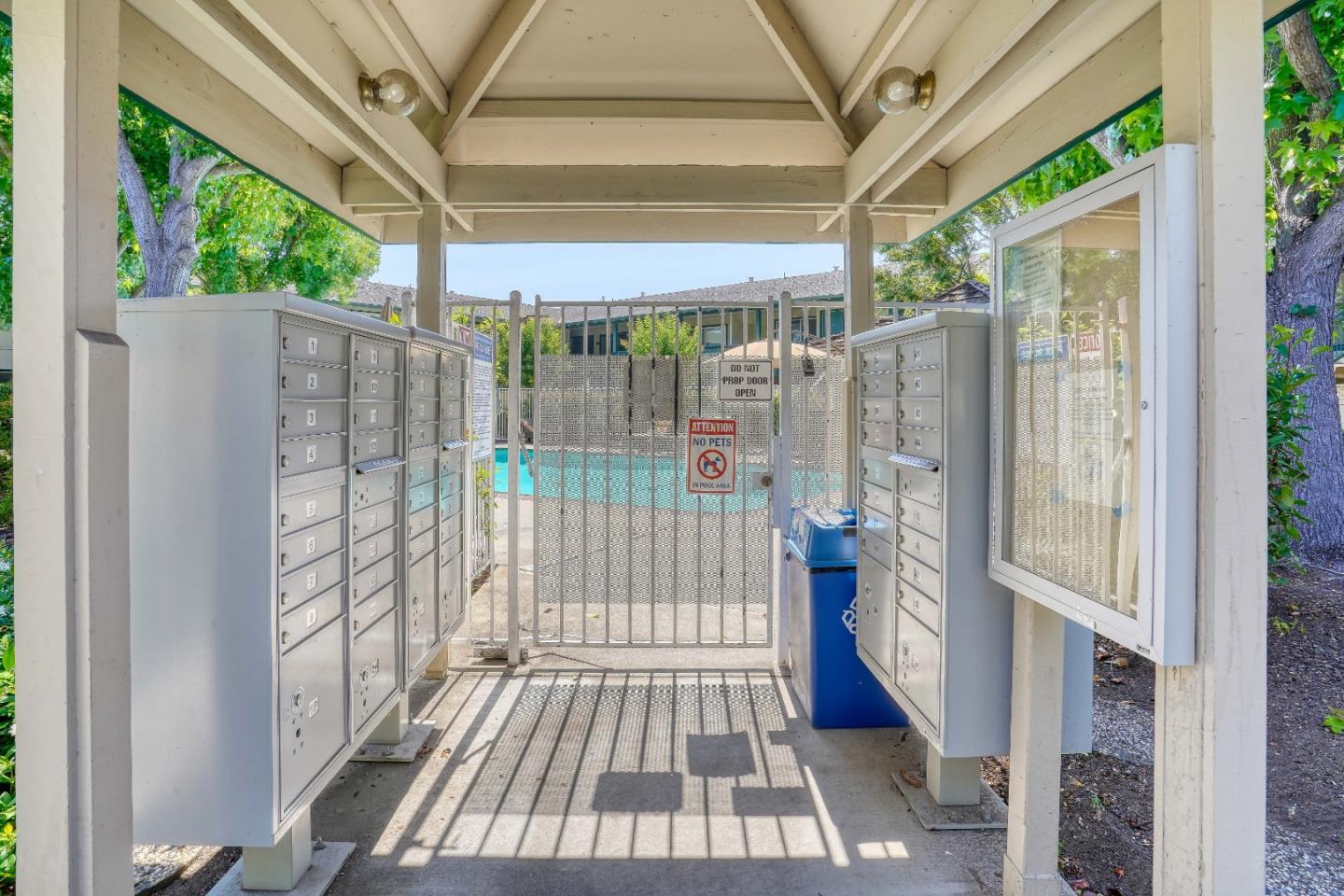 Detail Gallery Image 23 of 26 For 2025 California St #18,  Mountain View,  CA 94040 - 1 Beds | 1 Baths