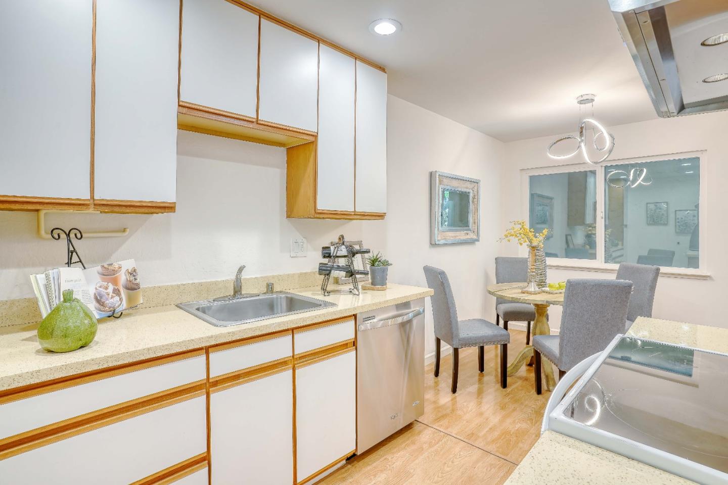 Detail Gallery Image 8 of 26 For 2025 California St #18,  Mountain View,  CA 94040 - 1 Beds | 1 Baths