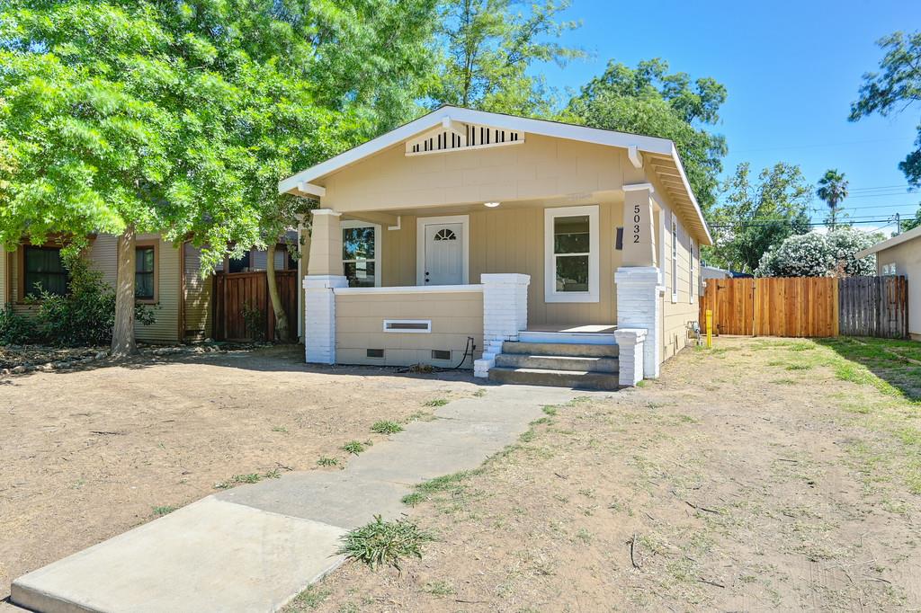 Detail Gallery Image 3 of 33 For 5032 11th Ave, Sacramento,  CA 95820 - 2 Beds | 1 Baths