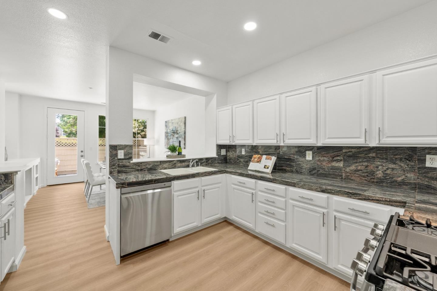 Detail Gallery Image 19 of 52 For 168 Positano Cir, Redwood City,  CA 94065 - 3 Beds | 2/1 Baths