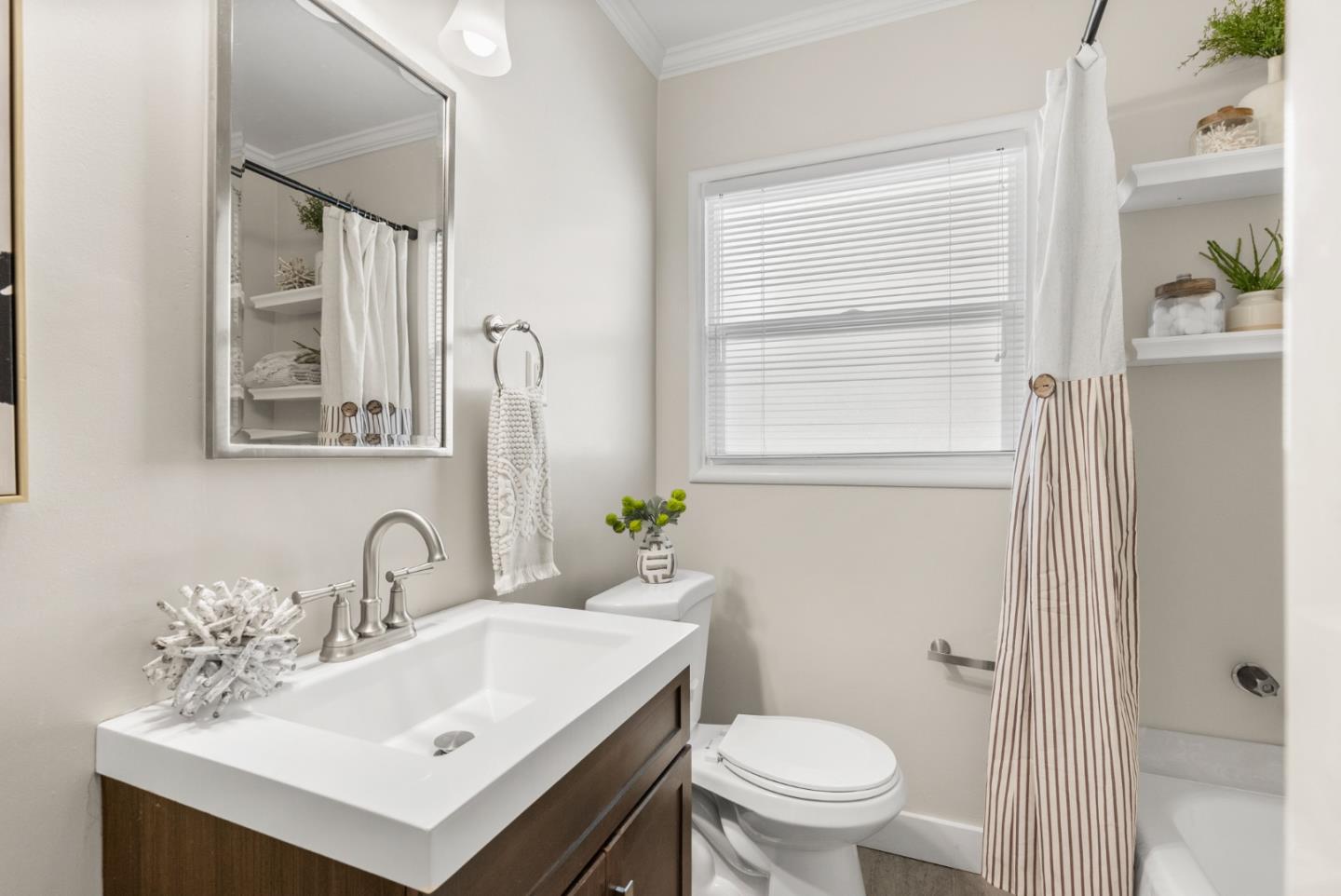 Detail Gallery Image 22 of 29 For 950 Tamarack Ave, San Carlos,  CA 94070 - 2 Beds | 1 Baths