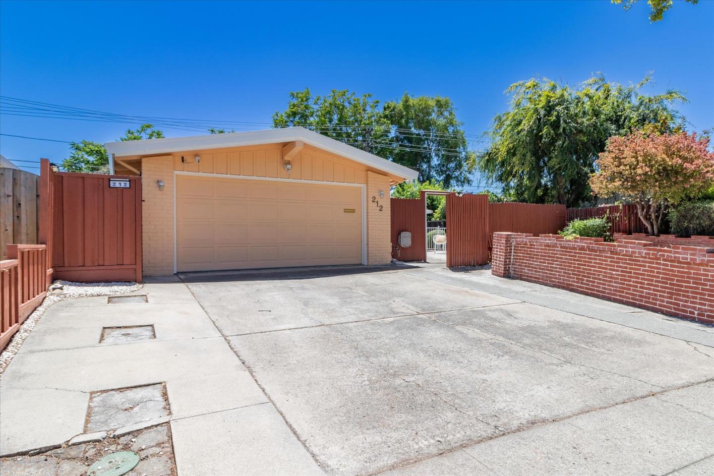 Detail Gallery Image 1 of 25 For 212 Velvetlake Dr, Sunnyvale,  CA 94089 - 3 Beds | 2 Baths