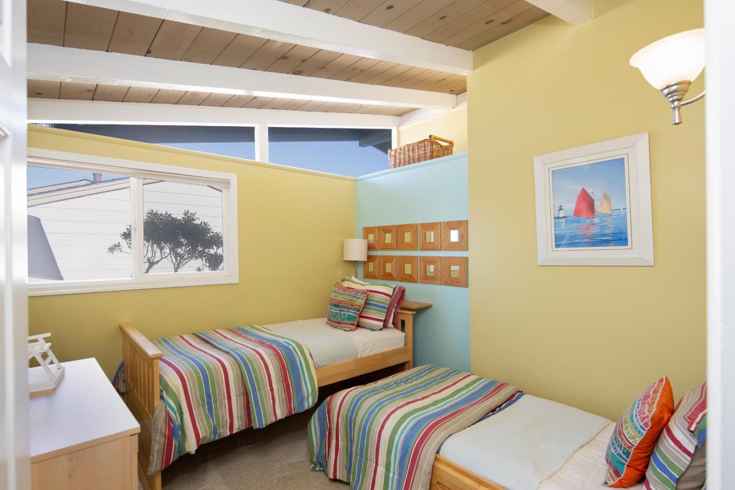 Detail Gallery Image 12 of 23 For 1267 Ocean View Blvd, Pacific Grove,  CA 93950 - 3 Beds | 1/1 Baths