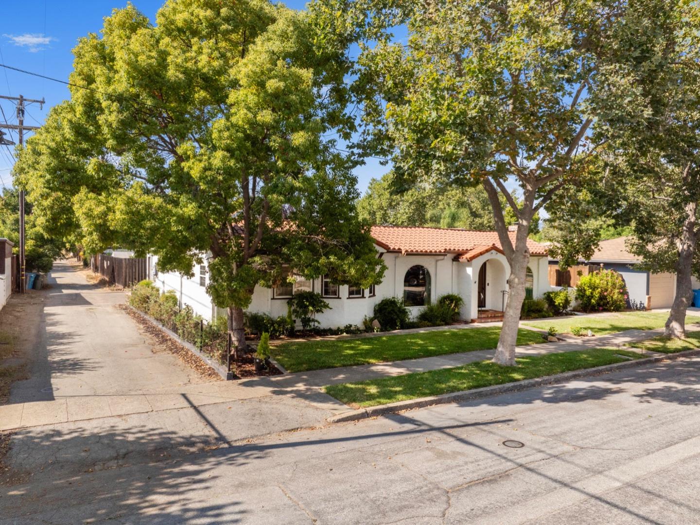 Detail Gallery Image 3 of 36 For 545 4th St, Gilroy,  CA 95020 - 3 Beds | 2/1 Baths