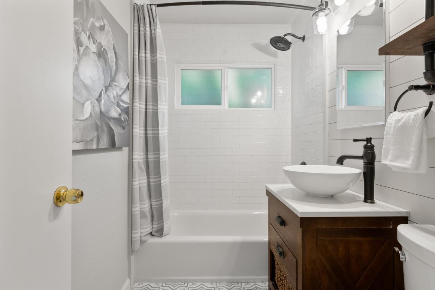 Detail Gallery Image 19 of 44 For 426 Vista Ct, Livermore,  CA 94550 - 3 Beds | 1/1 Baths