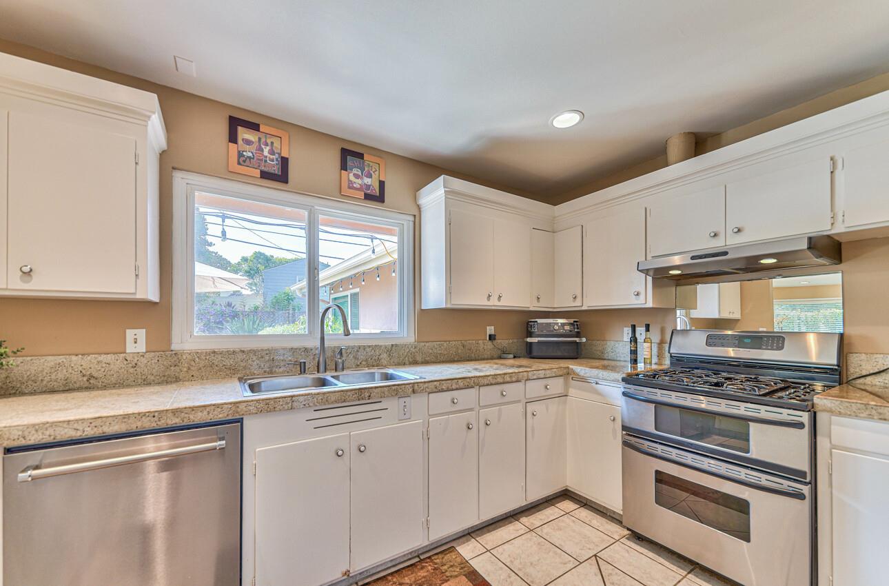 Detail Gallery Image 14 of 32 For 23 Santa Ana Dr, Salinas,  CA 93901 - 4 Beds | 2 Baths