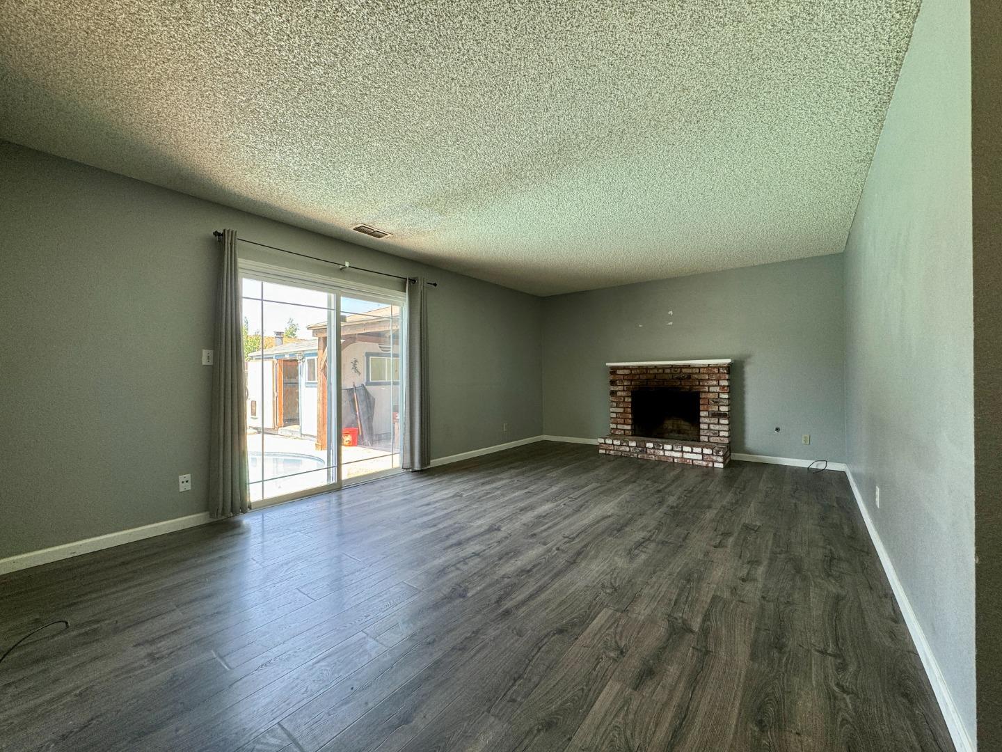 Detail Gallery Image 7 of 18 For 361 Clark St, Turlock,  CA 95380 - 3 Beds | 2 Baths