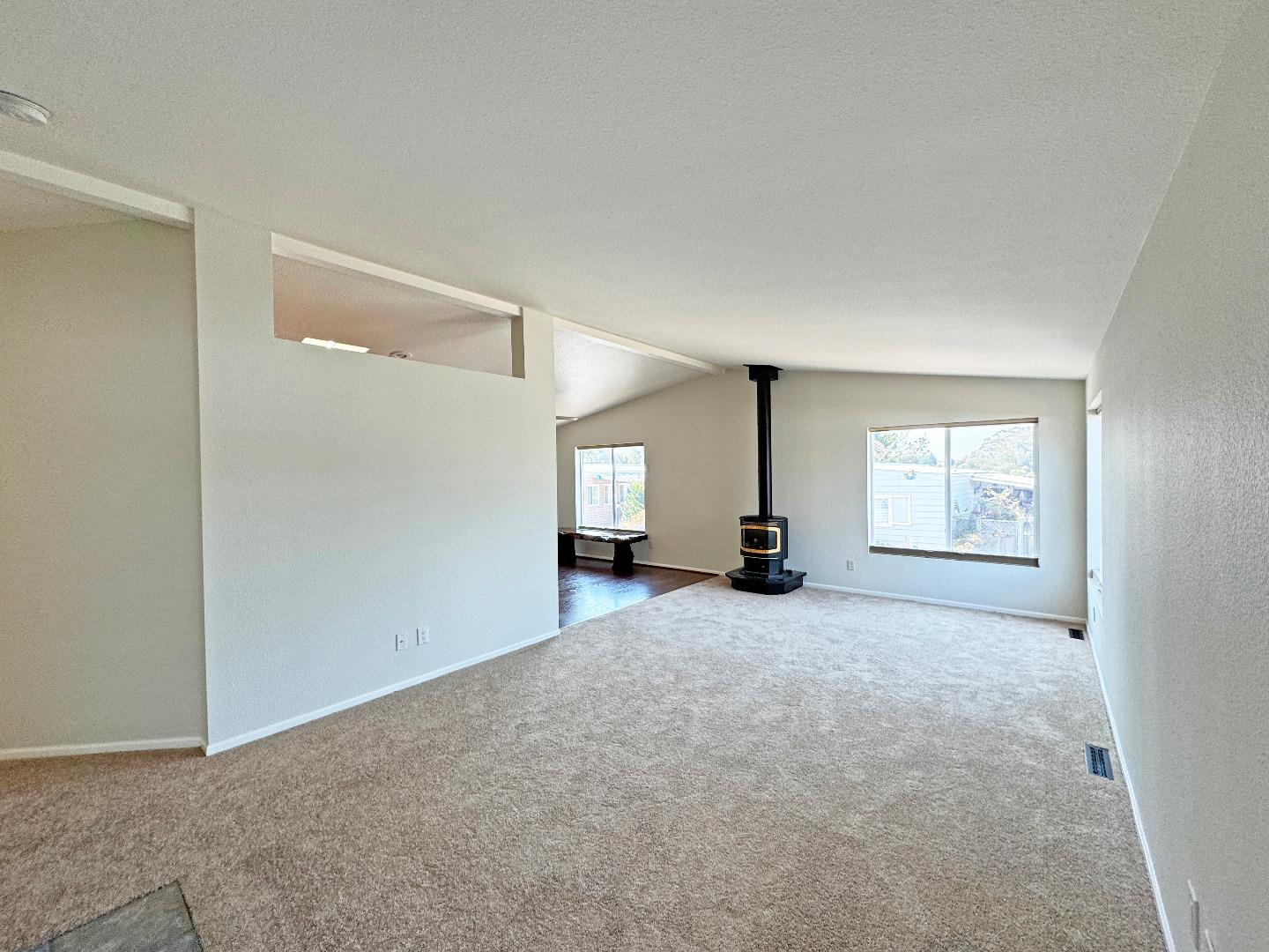 Detail Gallery Image 6 of 30 For 14 Oceanview Ave #14,  Half Moon Bay,  CA 94019 - 3 Beds | 2 Baths